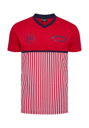 Rød- og hvide vertikale stribede kortærmede sportsskjorte med marineblå krave og Danmark- og DBU-logoer på brystet.