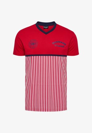 Czerwono-biała koszulka sportowa w pionowe pasy na krótkim rękawie z granatowym kołnierzykiem oraz logo Dania i DBU na piersi.