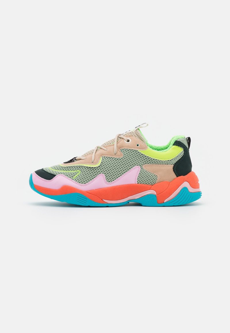 Sneaker multicolori con tomaia in rete, dettagli beige e verde, sezioni audaci in rosa e arancione, e suola in gomma testurizzata.
