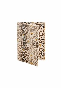 Plånbok med leopardmönster i beige, bruna och gula nyanser. Texturerad tyg med ett vikdesign, som har olika djurmönstrade accenter.
