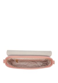 Clutch taske med en lyserød læderbund og grå klap, med en glat tekstur og gyldent hardware. Foret inderside med et logo mønster.