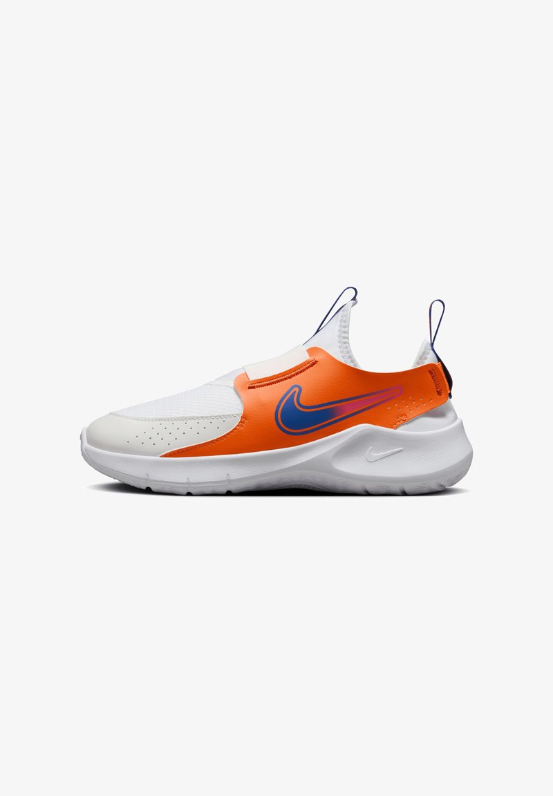 Nike-Sneaker mit einem weißen Mesh-Obermaterial, orangefarbenem synthetischem Overlay und blauen Akzenten. Verfügt über eine abgerundete Zehenpartie und eine strukturierte Sohle.