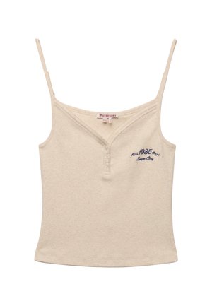 Camiseta sin mangas beige con tirantes finos estilo spaghetti, escote en V, tres botones delanteros y texto bordado "Athl 1985 Dept SuperDry" en el pecho.
