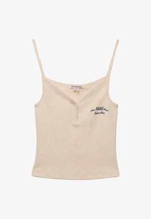Camiseta sin mangas beige con tirantes finos estilo spaghetti, escote en V, tres botones delanteros y texto bordado "Athl 1985 Dept SuperDry" en el pecho.