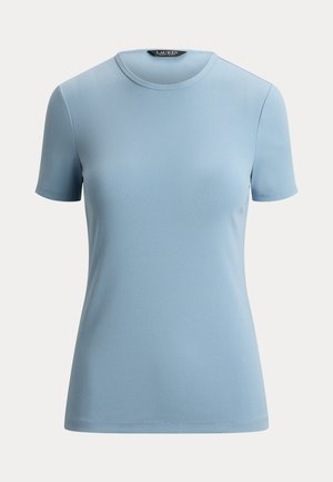 Ανοιχτό μπλε κοντομάνικο μπλουζάκι με στρογγυλή λαιμόκοψη και στενή εφαρμογή, εμφανίζεται σε λευκό φόντο.