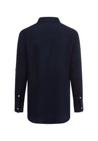 Camisetta a maniche lunghe blu navy con collo alla francese, texture liscia, polsini con bottone e design della schiena piatta.