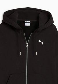 Schwarzer Kapuzenpullover mit Reißverschluss, Kordeln und weißem Puma-Logo auf der linken Brust, dargestellt vor weißem Hintergrund.