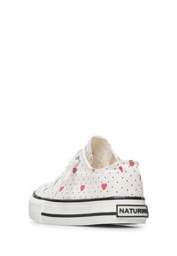 Sneaker in canvas bianco con pois neri e cuori rossi. Presenta una suola in gomma nera e un logo sul tallone. Design con lace-up.