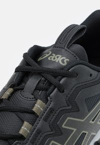 ASICS GEL-QUANTUM 90 3 - Sapatos para corrida em estrada - black/mantle green