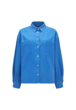Niebieska koszula z długim rękawem, zapinana na guziki, z dwoma kieszeniami na piersi, wywiniętym kołnierzykiem i mankietami zapinanymi na guziki, wystawiona na białym tle.