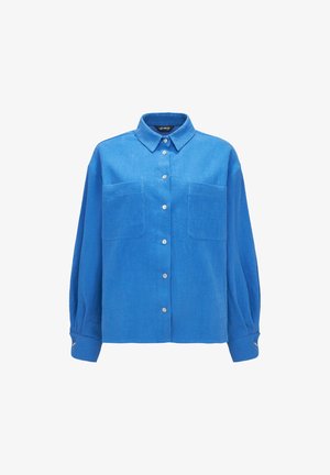 Niebieska koszula z długim rękawem, zapinana na guziki, z dwoma kieszeniami na piersi, wywiniętym kołnierzykiem i mankietami zapinanymi na guziki, wystawiona na białym tle.