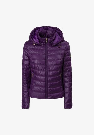 Parka morada con capucha, que presenta un tejido acolchado, cierre de cremallera en el frente y herrajes dorados en los bolsillos y el cuello. Diseño ligero.