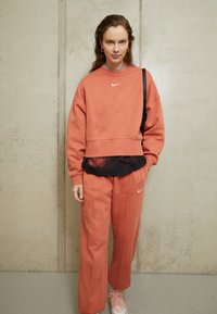 Nike Sportswear W NSW ESSNTL PANT FLC TREND - Calças de fato de treino - madder root/white