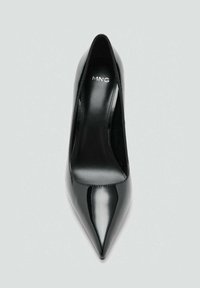 Scarpa nera in vernice lucida con tacco alto, punta affilata e finitura liscia e lucida. Presenta una soletta imbottita e una minima branding.