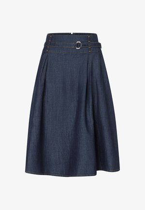 La jupe trapèze en denim présente une couleur bleu foncé, un design plissé, des passants pour ceinture et un accent de boucle argentée, avec des coutures contrastantes le long des coutures.