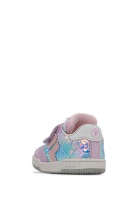 Sneakers viola con dettagli in paillettes, dotati di una fascia in velcro, tessuto testurizzato e suola in gomma grigia chiara. Accentuati con elementi rosa.