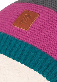 Gorro de punto con un patrón de rayas en morado, gris y azul verdoso, con un acabado texturizado y acentuado por una etiqueta de cuero marrón.