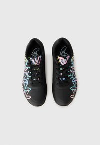 Une paire de baskets noires avec des motifs multicolores de style graffiti et des lacets noirs, présentée de dessus sur un fond blanc uni.