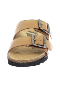 Sandalias de cuero marrón con dos hebillas metálicas ajustables, plantilla de corcho y suela de goma negra texturizada. Diseño sencillo y abierto en la parte delantera.