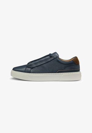 Marineblaue Leder-Sneaker mit glatter Oberfläche, weißer Gummisohle und braunem Wildlederakzent. Verfügt über ein schlankes, modernes Design mit minimaler Nahtführung.