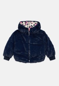 Navyblauwe nep bontjacket met een capuchon, voorzien van een roze rits en een gestreepte voering die harten en abstracte vormen toont. Geribbelde manchetten.