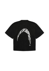Μαύρο κοντομάνικο T-shirt με μεγάλο λευκό καμπυλωτό αφηρημένο γραφικό στο πίσω μέρος και μικρό κυκλικό εικονίδιο κοντά στο κάτω δεξιά μέρος.