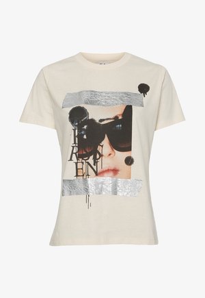 Beżowa koszulka z grafiką twarzy kobiety w ciemnych okularach przeciwsłonecznych, pokrytą czarnymi plamami farby, literami oraz srebrnymi metalicznymi paskami.