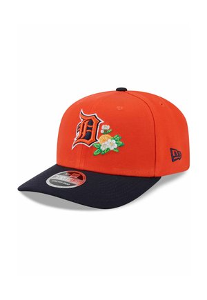 Orangefarbene Baseballkappe mit navyfarbenem Schirm, mit einem stilisierten „D“ und bestickten weißen Blumen mit grünen Blättern.