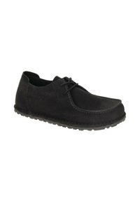 Zwarte suède casual veterschoen met een gestructureerde zool en moc-toe stiksels, weergegeven op een witte achtergrond.