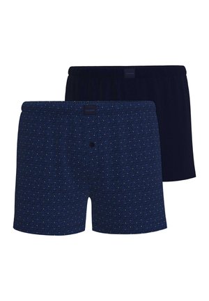 Zwei Paar Herrenboxershorts, eines einfarbig dunkelblau und eines dunkelblau mit kleinem mehrfarbigem Punktemuster.