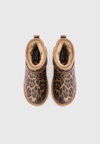 Anklenke čizme s leopard printom, s umjetnom krznom unutrašnjosti, smeđim vanjskim dijelom, teksturiranim gornjim dijelom i kontrastnom gumiranom potplatom. Pogled od vrha.