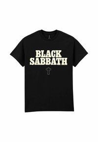 Černé bavlněné tričko s tučným bílým textem "BLACK SABBATH" a malým křížem pod ním. Krátké rukávy a kulatý výstřih.