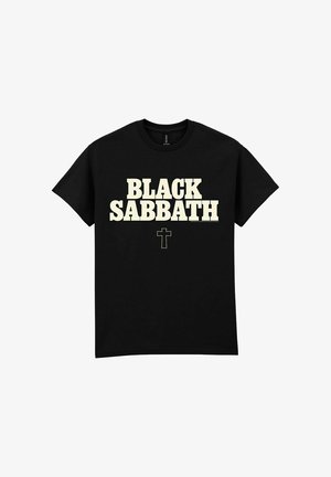Mustat puuvillapaidat, joissa on rohkeaa valkoista tekstiä, jossa lukee "BLACK SABBATH" ja pieni risti alla. Lyhyet hihat ja pyöreä kaula-aukko.
