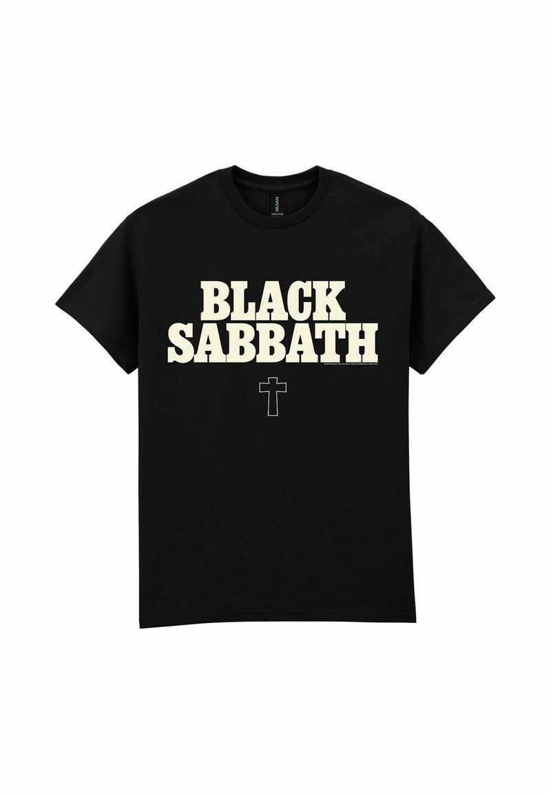 Černé bavlněné tričko s tučným bílým textem "BLACK SABBATH" a malým křížem pod ním. Krátké rukávy a kulatý výstřih.
