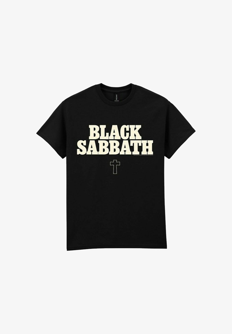 Černé bavlněné tričko s tučným bílým textem "BLACK SABBATH" a malým křížem pod ním. Krátké rukávy a kulatý výstřih.