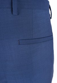 Marineblaue, strukturierte Hose mit einer einzelnen Gesäßtasche und Hüftbund, aus einem strapazierfähigen Stoff mit einem dezenten Muster.