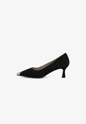 Shoe da donna nera in suede con tacco alto e punta affusolata, dotata di un cappuccio metallico dorato. Presenta un tacco modesto e un design liscio ed elegante.