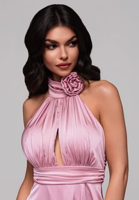 Różowa satynowa sukienka na szyję z pleceniem, wycięciem w kształcie łezki i zdobieniem w postaci róży przy kołnierzu. Gładka tekstura i dopasowany krój.