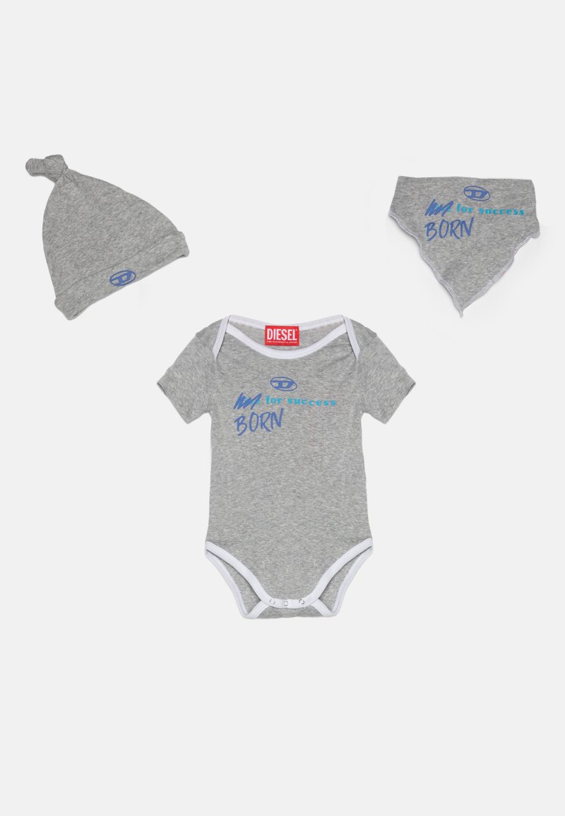 Γκρι βαμβακερό φορμάκι μωρού με λευκές λεπτομέρειες, που διαθέτει μπλε κείμενο "Γεννημένος για επιτυχία." Περιλαμβάνει ένα ταιριαστό καπέλο και μαντήλι για το λαιμό.