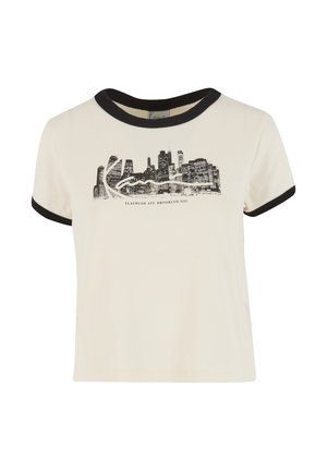 Fehér rövid ujjú póló fekete bordázott nyakkivágással és ujjakkal. Fekete színű Brooklyn-i városkép grafikai nyomattal.