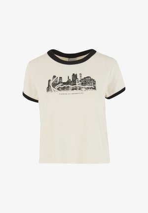 Weißes T-Shirt mit kurzen Ärmeln und schwarzem, geripptem Kragen sowie Ärmelabschlüssen. Mit einem schwarzen Grafikdruck der Skyline von Brooklyn.