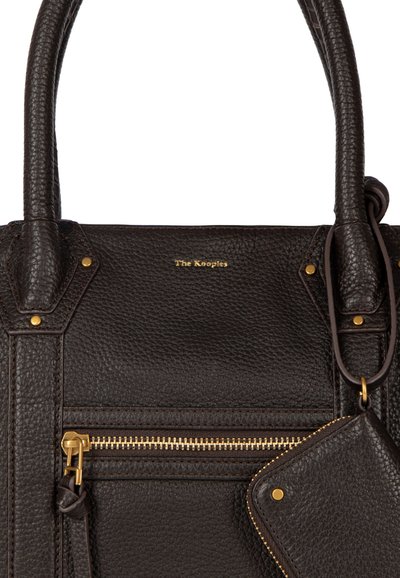 Bruine leren handtas met een gestructureerd oppervlak, gouden hardware en een voorvak met ritssluiting. Voorzien van een logo en een afneembare label.