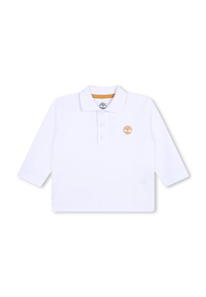 T-shirt polo blanc avec une patte de boutonnage à trois boutons, des manches longues et un petit logo d'arbre orange sur la poitrine gauche. Texture lisse, semblable au coton.