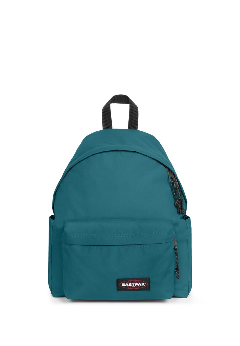Zaino in tessuto turchese con parte superiore arrotondata, tasca frontale con cerniera e spallacci neri. Presenta una toppa con logo sul davanti.
