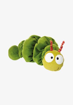 Jouet peluche chenille douce verte avec de grands yeux blancs et des antennes rayées rouges, corps segmenté dans différentes nuances de vert.