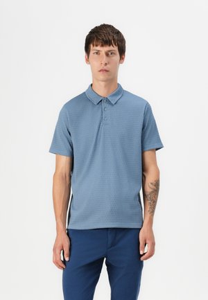 Polo shirt azzurro chiaro a maniche corte con motivo testurizzato, colletto con tre bottoni e dettagli di colore solido sui lati.