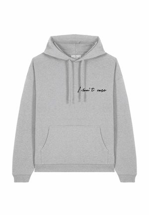Haut à capuche gris en tissu doux, avec une poche avant et un texte imprimé noir "Je m'en fiche" sur la poitrine.