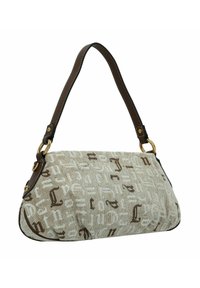 Bolso de tela beige con letras impresas marrones, forma suave y redondeada, correa corta de cuero marrón, adornos en tono dorado.