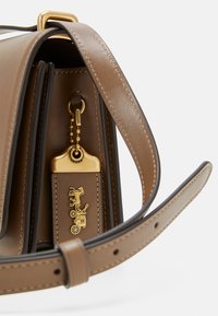 COACH LUXE REFINED BANDIT SHOULDER  - Borsa a tracolla - dark stone