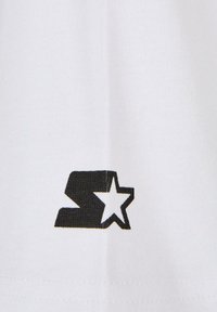 Biała koszulka z tkaniny z czarnym logo z stylizowanym 'S' i wzorem gwiazdy, o fakturowanym splotzie i subtelnymi detalami przeszyć.